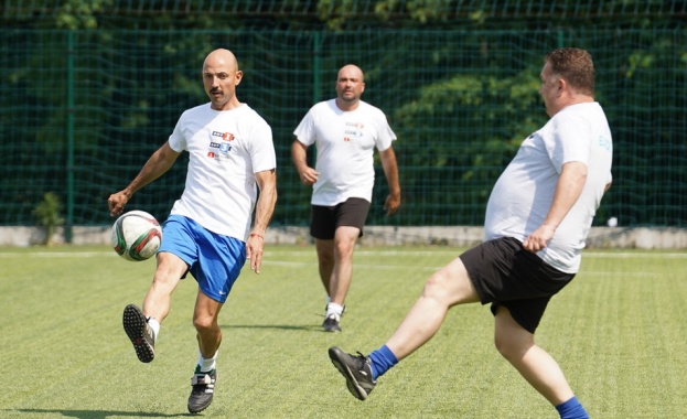 Двата отбора бяха подкрепени от футболните звезди Елин Топузаков Владимир