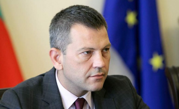 Министър Георги Тодоров сезира еврокомисар Адина Валян за свободното преминаване на товарния трафик през европейските граници