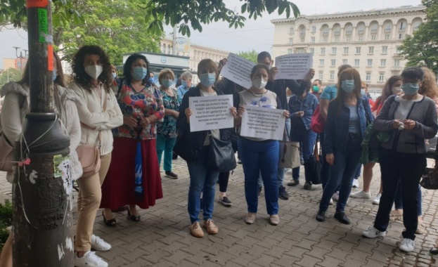 Служители на Националният център по заразни и паразитни болести излязоха