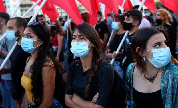 Масови нарушения на Covid ограниченията в Гърция