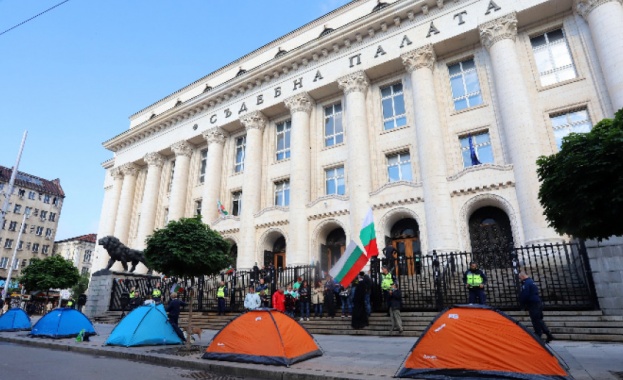 Протестиращи опънаха палатков лагер пред Съдебната палата в София Недоволните