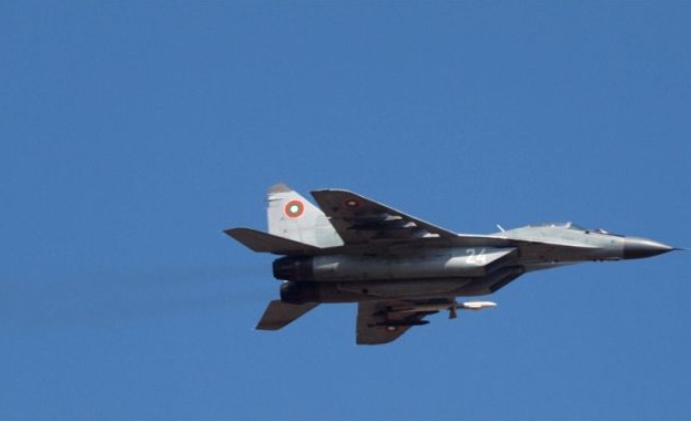 Шест двигателя за самолети МиГ 29 търси Министерството на отбраната Обществената