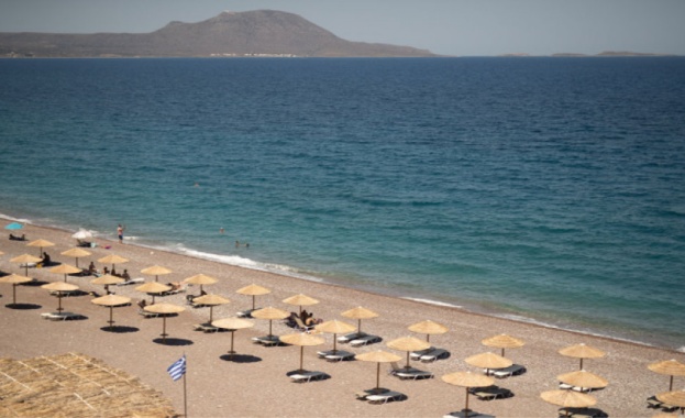 Гърция забрани влизане в морето на 12 плажа в област Атика