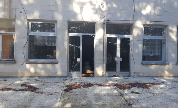 Институции неглижират разрухата в болницата в Радунци