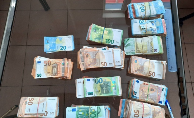 Митнически служители откриха недекларирани 100 000 евро в хладилен товарен