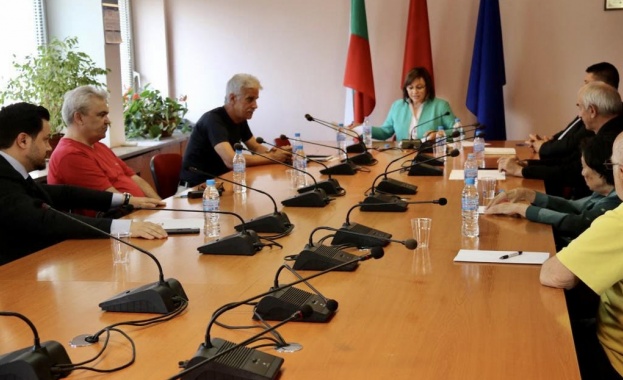 Нинова подписа споразумение за обединение с още 6 партии и граждански движения