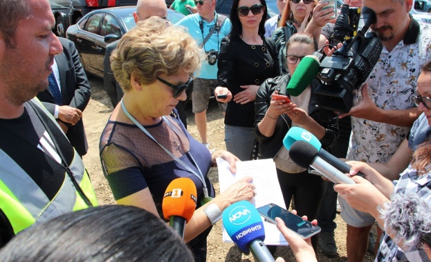 Ще проследим задочната полемика изразена в писмен вид между министъра