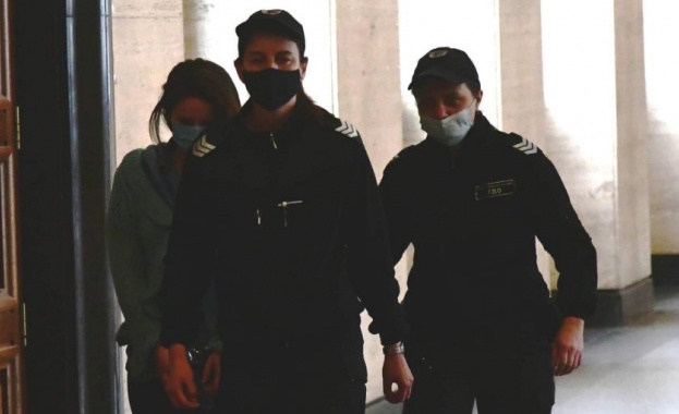 Разследването срещу обвиняемата за убийството на двете ѝ деца Кристина