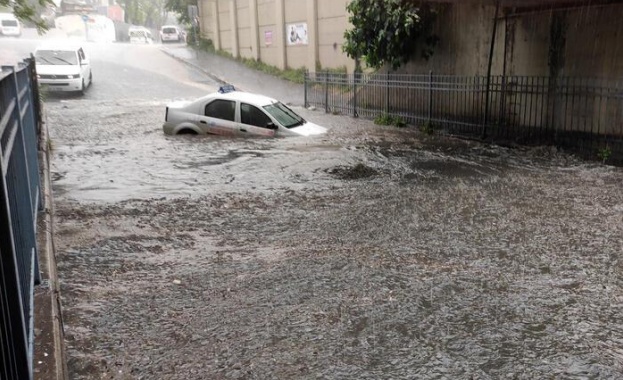 Над 50 човека са били евакуирани от домовете си през