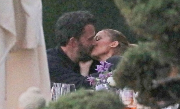 Папараци заснеха страстни целувки между Дженифър Лопес и Бен Афлек 