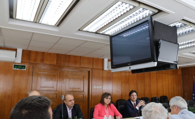 Председателят на БСП Корнелия Нинова проведе среща с КНСБ Двете