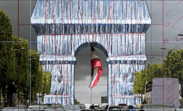 Триумфалната арка в Париж ще бъде опакована в сребристо син текстил