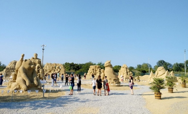 Най ентусиазираните посетители и почитатели на Фестивала на пясъчните скулптури в