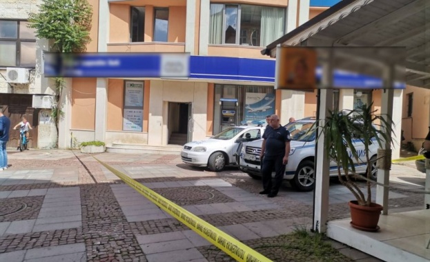 Полицейски служители са задържали мъжа който ограбил банка в Дупница