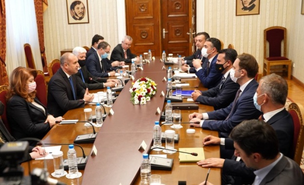  Радев след срещата със Заев: Надявам се на прагматичен подход с конкретни, устойчиви резултати 