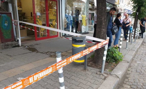 Отломка от фасада на сграда падна в близост до автобусна