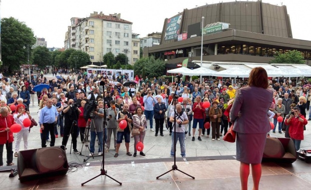 Лидерът на БСП Корнелия Нинова която е водач на