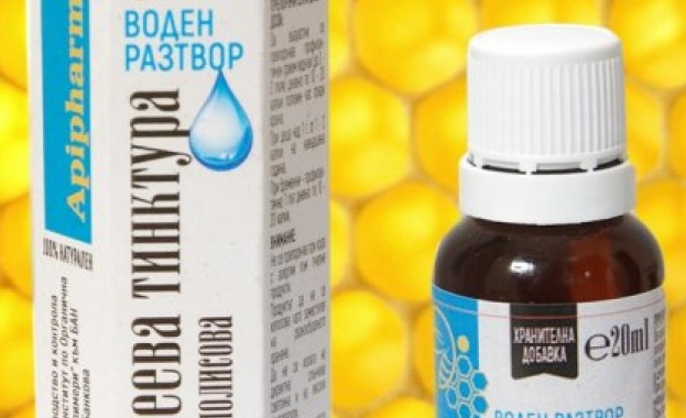 Прополисът наричан още пчелен клей е смолист продукт който пчелите