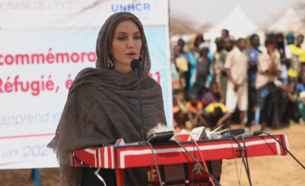 Анджелина Джоли посети бежански лагер в Буркина Фасо