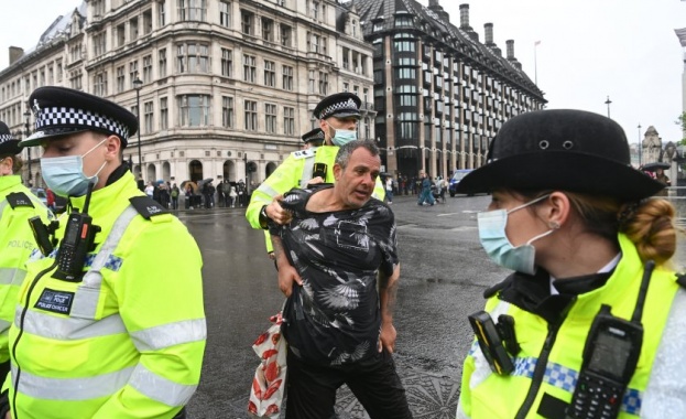 Полицията задържа 14 души в центъра на британската столица протестиращи