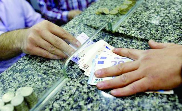 Имат твърде много пари заради ръста на спестяванията Въвеждат такса