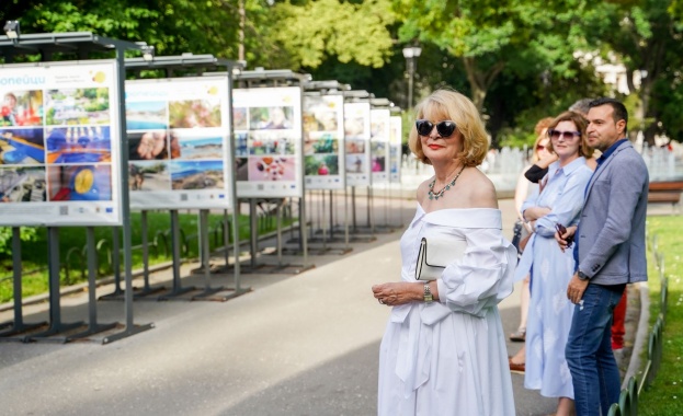 Изложбените пана имат QR кодове които водят до историите от