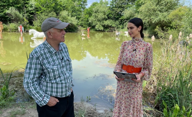 Световноизвестният скулптор представя Къпането а фотографката споделя за последната