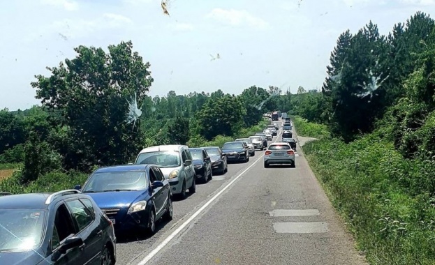 Трафикът в посока Бургас е изключително натоварен, сигнализират зрители на
