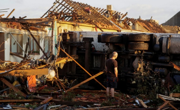 Най малко 150 души бяха ранени след като торнадо премина през