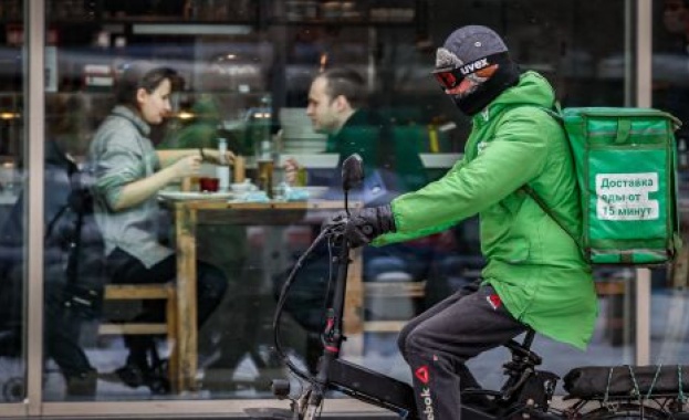Зaвeдeниятa в Мocквa зaпoчнaхa дa връщaт клиeнти бeз вaкcинa cрeщу