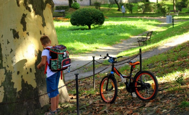 1118 ученици от 46 училища са първите които ще заминат