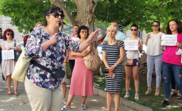 Туроператори излязоха на протест пред президентството Причината са условията които