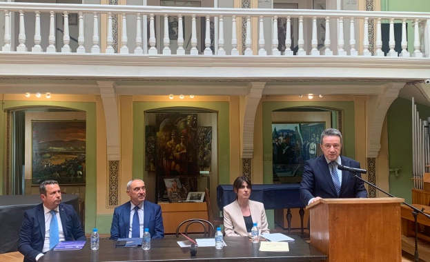 Конституцията е приета в началото на политическите и социално икономическите