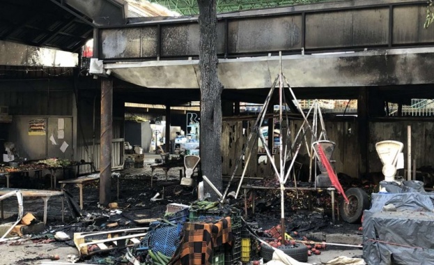 Пожар горя на закрития пазар в Перник, няма пострадали хора.