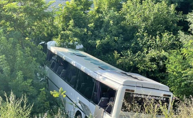 Автобус излезе от пътя в Стара Загора и падна в