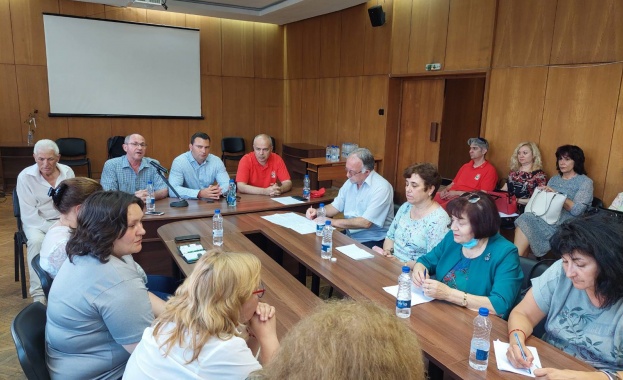 Обществото дължи на българския учител огромна благодарност и нисък поклон