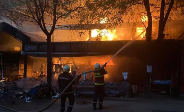 Пожар изпепели част от централния кооперативен пазар в Перник. Тържището