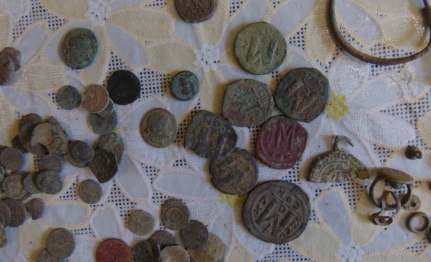 Служители от ОДМВР – Ямбол иззеха голямо количество археологични предмети и старинни монети 