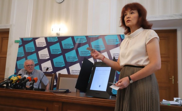 Вече пристигнаха допълнителните 1673 машини за гласуване за изборите на