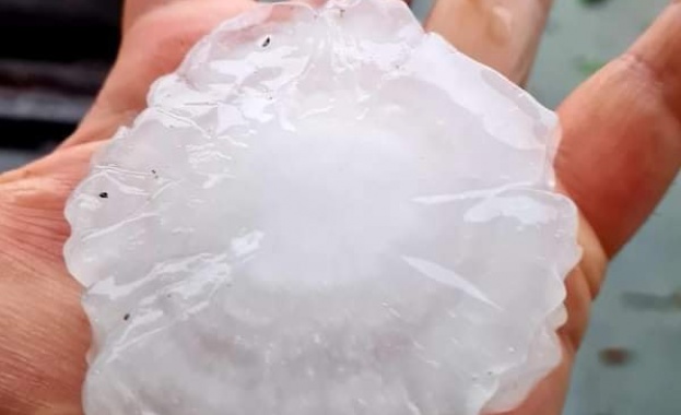 Силна буря удари Плевенско Градушка с размерите на яйце нанесe