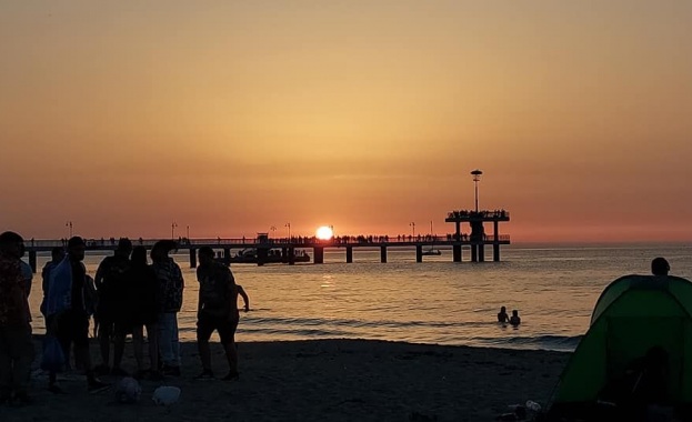 Първите лъчи на първото юлско слънце бяха посрещнати от хиляди