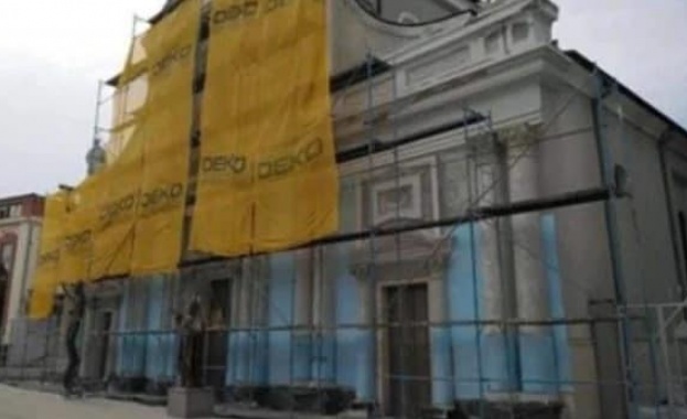 Скандален ремонт в Пловдив строители опаковаха с фибран сградата