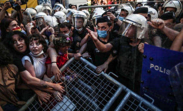 Турската полиция използва сълзотворен газ срещу протестиращи жени в Истанбул