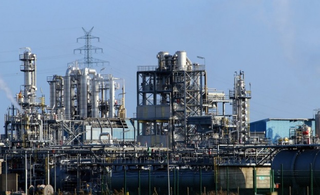 Експлозия предизвика пожар в румънската петролна рафинерия Петромидия най голямата