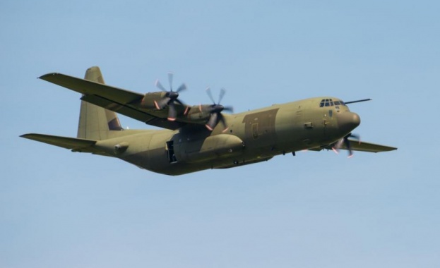 Военен самолет с 85 души на борда се разби във