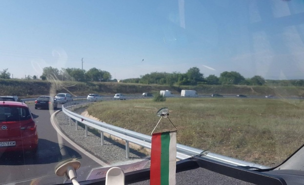 Пожар и катастрофа между два ТИР а затрудни преминаването през обходния