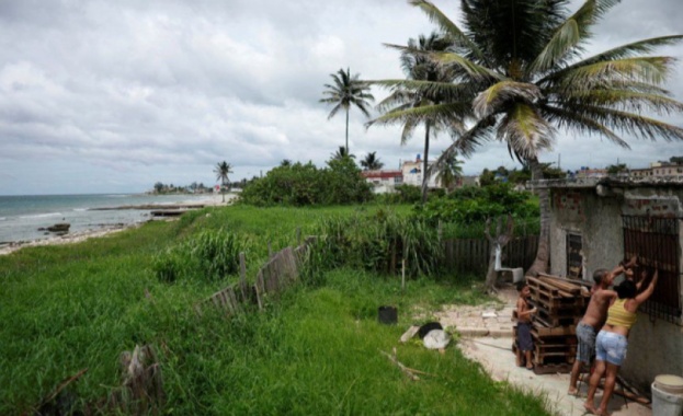 Тропическата буря Елза напусна Куба късно в понеделник насочвайки се