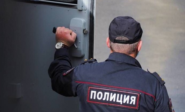 Днес бе съобщено че мъж е взел няколко души за