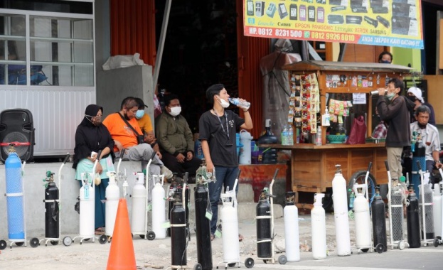 Индонезия удължава ограниченията за борба с коронавирус в цялата страна