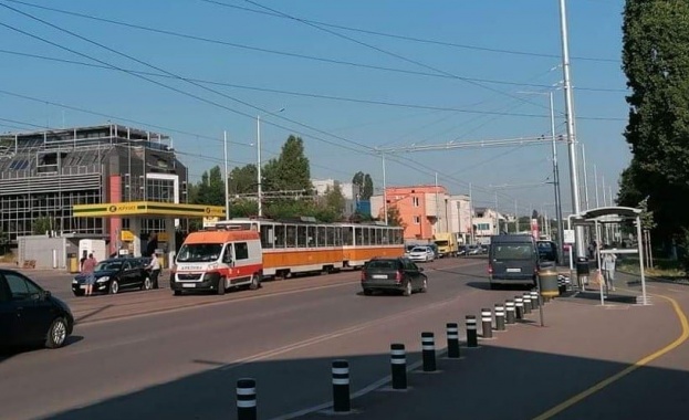 Лек автомобил и трамвай се сблъскаха в София Пострадал е